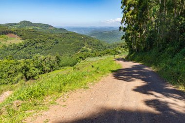 Kirli yol, orman ve çiftlik arazileri, Linha nova köyü, Rio Grande do Sul, Brezilya