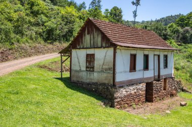 Etrafında bitki örtüsü olan küçük enxaimel evi, Linha nova köyü, Rio Grande do Sul, Brezilya