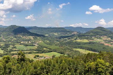 Dağlar, orman ve çiftlikler, Linha nova köyü, Rio Grande do Sul, Brezilya