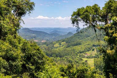 Dağın üzerindeki orman, vadi ve çiftlik çiftliği, Linha nova köyü, Rio Grande do Sul, Brezilya
