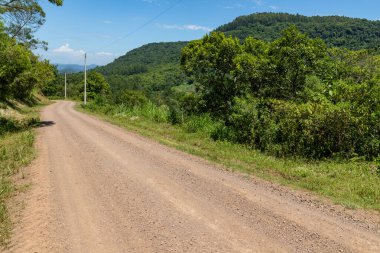 Ormanı ve vadisi olan kirli yol, Linha nova köyü, Rio Grande do Sul, Brezilya