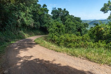Ormanı ve vadisi olan kirli yol, Linha nova köyü, Rio Grande do Sul, Brezilya