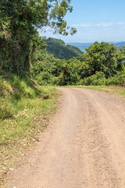 Ormanı ve vadisi olan kirli yol, Linha nova köyü, Rio Grande do Sul, Brezilya