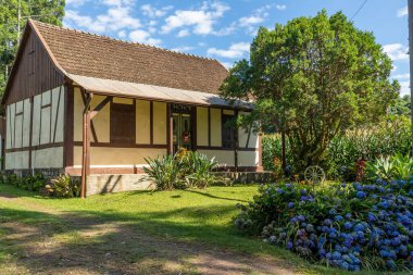 Etrafında bitki örtüsü olan küçük enxaimel evi, Linha nova köyü, Rio Grande do Sul, Brezilya