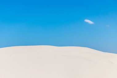 Kumlu kum tepeleri Quintao 'da mavi gökyüzünde küçük bir bulut Palmare do Sul, Rio Grande do Sul, Brezilya