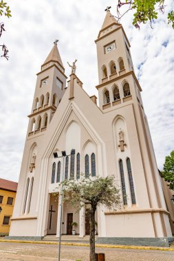 Bir Katolik kilisesinin kuleleri, Monte Belo do Sul, Rio Grande do Sul, Brezilya