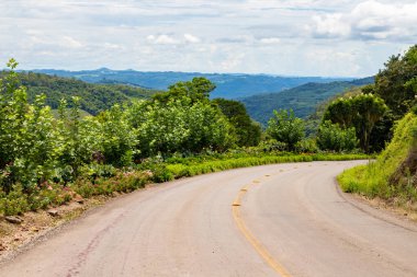 Çiçekli ve vadili yol, Bento Goncalf, Rio Grande do Sul, Brezilya