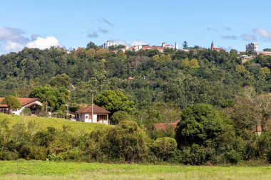 Çiftlik alanı, orman ve dağ üzerindeki köy, Ivoti, Rio Grande do Sul, Brezilya