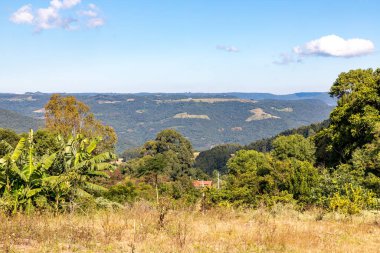 Dağların ardındaki orman ve çiftlik manzaraları, Pinhal Alto, Nova Petropolis, Rio Grande do Sul, Brezilya