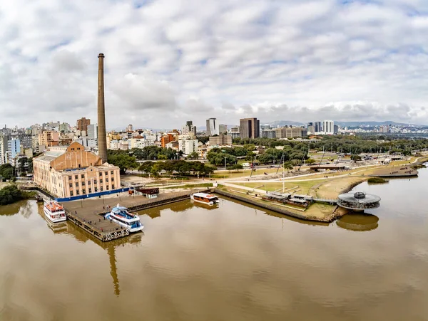 Gasometro binası ve şehir merkezi Guaiba Gölü, Porto Alegre, Rio Grande do Sul, Brezilya