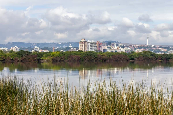 호수와 도시의 브라질 리오그란데 포르토 알레그레 — 스톡 사진