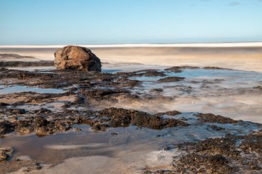 Sahildeki kayalar ve dalgalar, Torres, Rio Grande do Sul, Brezilya