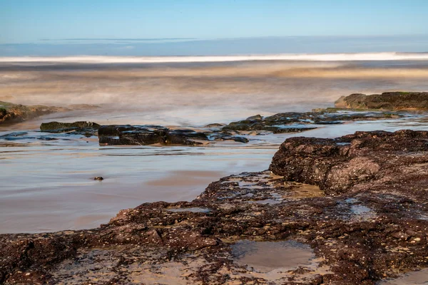 Areia Rochas Ondas Uma Praia Torres Rio Grande Sul Brasil — Fotografia de Stock