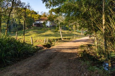 Çiftlik, yol ve orman gün doğumunda, Venancio Aires, Rio Grande do Sul, Brezilya