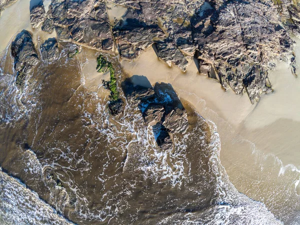巴西南里约格朗德多托雷斯托雷斯海滩的沙滩 海浪和岩石的空中景观 — 图库照片