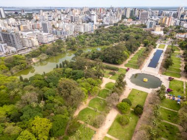 Göl, ağaç ve bahçeli gökyüzü manzarası Porto Alegre, Rio Grande do Sul, Brezilya