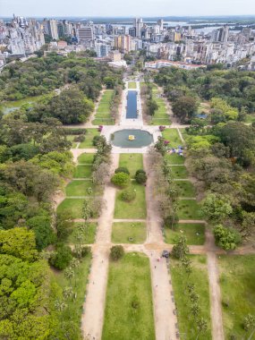 Göl, ağaç ve bahçeli gökyüzü manzarası Porto Alegre, Rio Grande do Sul, Brezilya