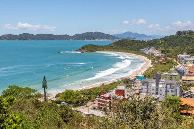 Quatro Ilhas plajlarında binalar, dağlar, orman ve arka planda Mariscal plajı, Bombinhas, Santa Catarina, Brezilya