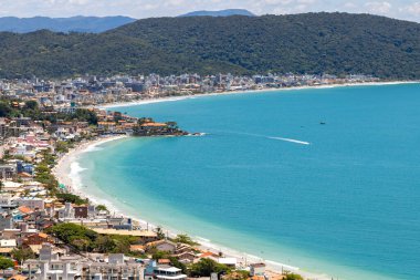 Bombinhas ve Bombas sahillerinde binalar, dağlar ve ormanlar, Bombinhas, Santa Catarina, Brezilya