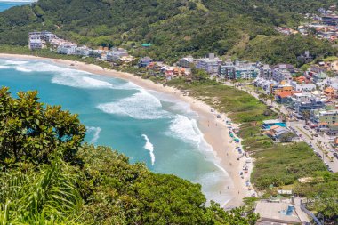 Quatro Ilhas beach with buildings, mountains and forest, Bombinhas, Santa Catarina, Brazil