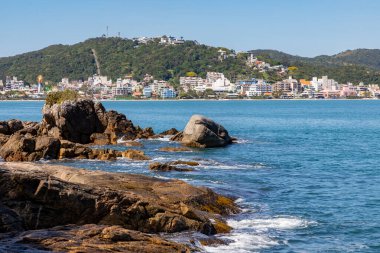 Bombinhas sahilindeki kayalar ve binalar, Bombinhas, Santa Catarina, Brezilya