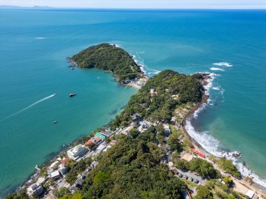 Bombinhas sahillerinin havadan görünüşü binalar, kum, kayalar ve orman, Bombinhas, Santa Catarina, Brezilya