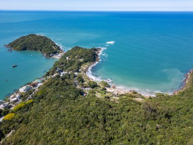 Bombinhas sahillerinin havadan görünüşü binalar, kum, kayalar ve orman, Bombinhas, Santa Catarina, Brezilya