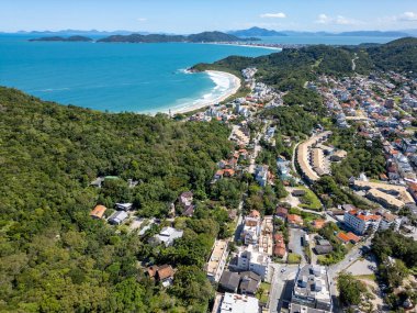 Bombinhas sahillerinin havadan görünüşü binalar, kum, kayalar ve orman, Bombinhas, Santa Catarina, Brezilya