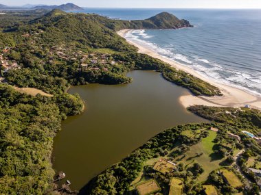 Göl, orman ve sahil manzarası, Rosa, Imbituba, Santa Catarina, Brezilya