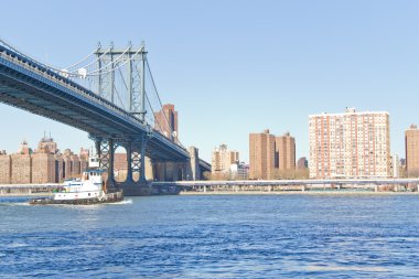New York Manhattan Köprüsü altında geçen tekne