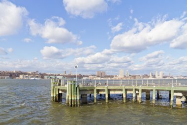 İskele 84, New Port apartmanlar ve Houston Nehri