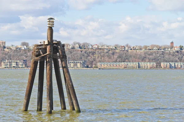 Vogelhaus und neue Hafenwohnhäuser und Houston River — Stockfoto