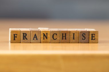 Franchise. ahşap blok üzerinde yazılı kelime