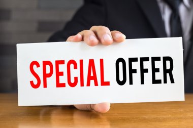 Özel Fırsat, beyaz kart üzerinde mesaj ve işadamı tarafından tutun