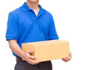 Bir parsel kutusu beyaz arka planda tutan teslimatçı
