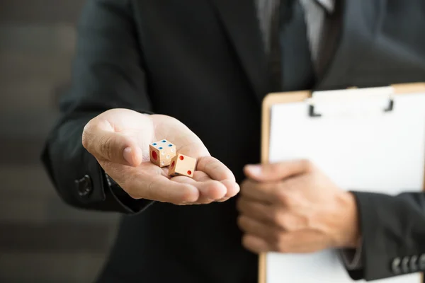 Podnikatel drží dvě kostky a dokumentů — Stock fotografie