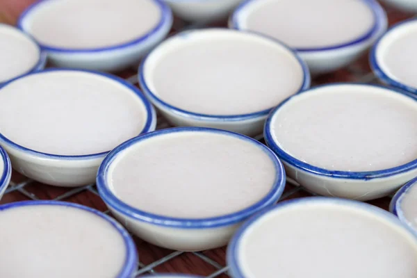 Crema al latte di cocco in tazzina di porcellana. Dolce tailandese — Foto Stock