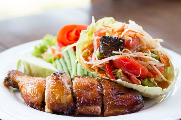 Frango grelhado e salada de mamão, comida tailandesa — Fotografia de Stock