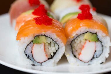 Sushi seti, suşi roll avokado ile somon ve suşi rulo ile.