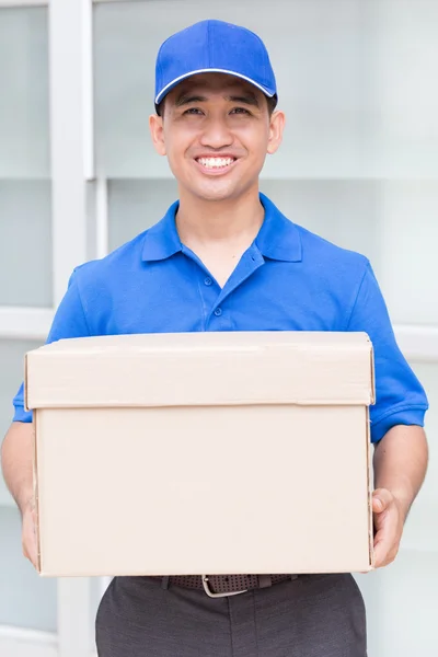 Entrega homem segurando uma caixa de pacote — Fotografia de Stock