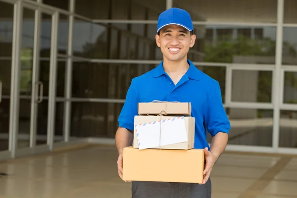 Entrega hombre sosteniendo una caja de paquete —  Fotos de Stock