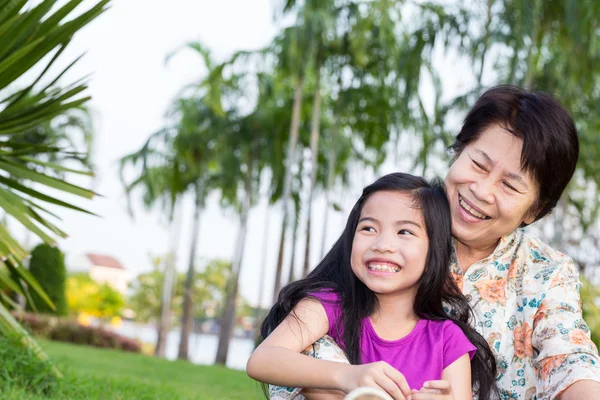 Feliz asiático abuelita y nieto sonriendo — Foto de Stock