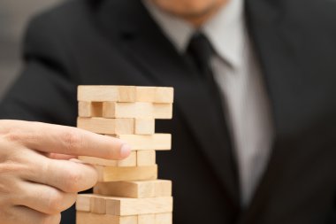 Alternatif risk kavramı. İşadamı ahşap blok seçimi