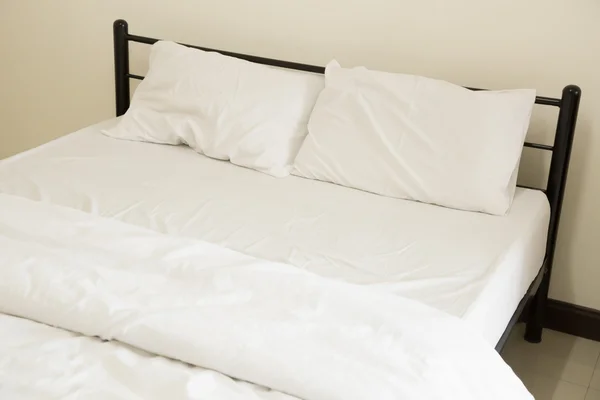 White bed sheets and pillows — Stock Photo, Image