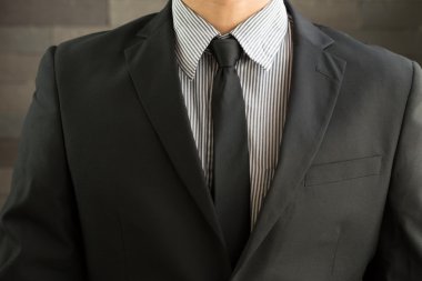 Takım elbiseli adam