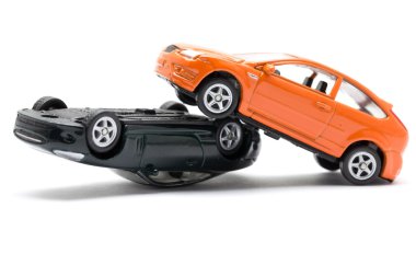 Kaza iki araba beyaz arka plan üzerinde izole