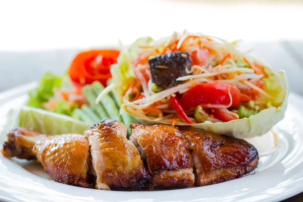 Pollo alla griglia e insalata di papaia, cibo tailandese — Foto Stock