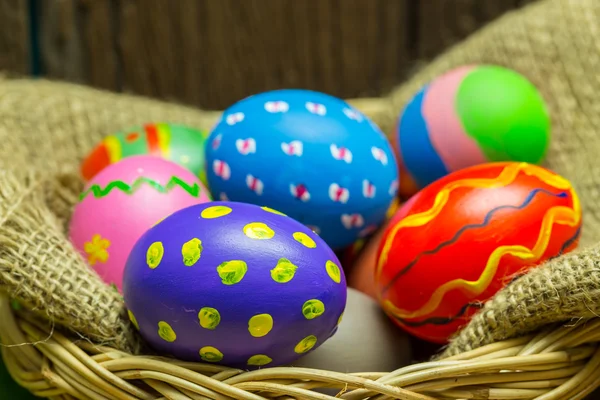 Uovo di Pasqua nel cestino — Foto Stock