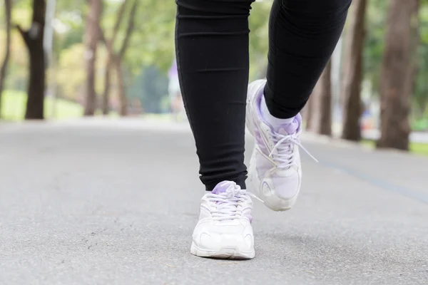 Zbliżenie nogi kobiety jogging w parku — Zdjęcie stockowe