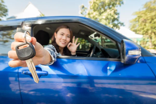 Asiático conductor mujer sonriendo mostrando coche llaves — Foto de Stock